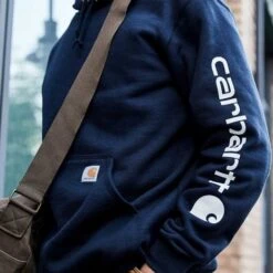 Carhartt Sleeve Logo New Navy Hooded Sweatshirt Heren -Carhartt Werkout Verkoopwinkel carhartt sleeve logo new navy hooded sweatshirt he 2